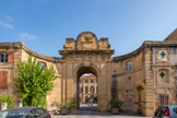 <center>Château de Peyrolles-en-Provence</center>D'une construction imposante, l'entrée du château est constituée d'un portail monumental à arcade.
